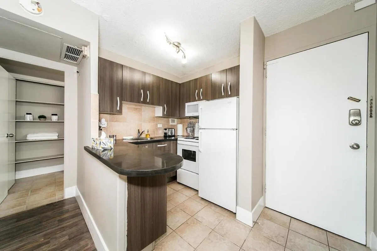 Roger'S Place King Bed Studio Downtown Edmonton Canada